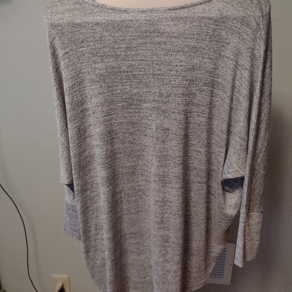 Market & Spruce top vneck size medium - Picture 4 of 6